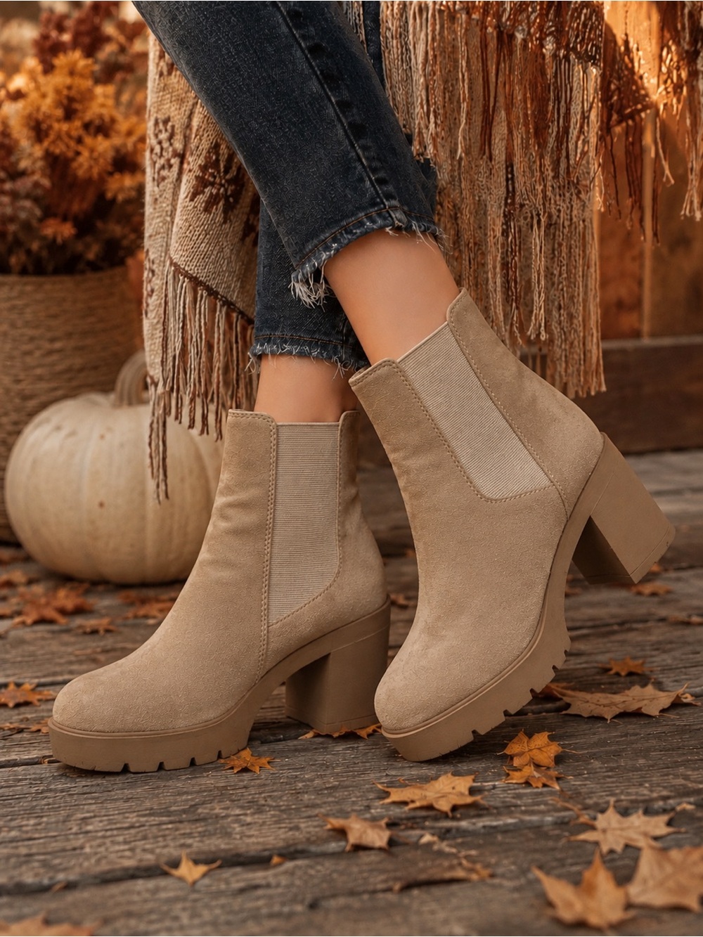 SODA Women’s Chelsea Ankle Boots Size 6.5 Wheat Faux Suede Chunky Lug Heel